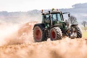Traktor beim Umpflügen