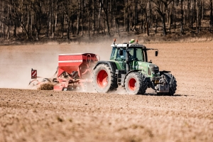 Traktor beim Umpflügen