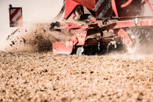 Traktor beim Umpflügen