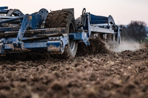 Traktor beim Umpflügen