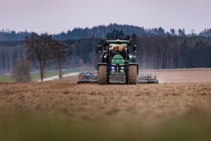 Traktor beim Umpflügen
