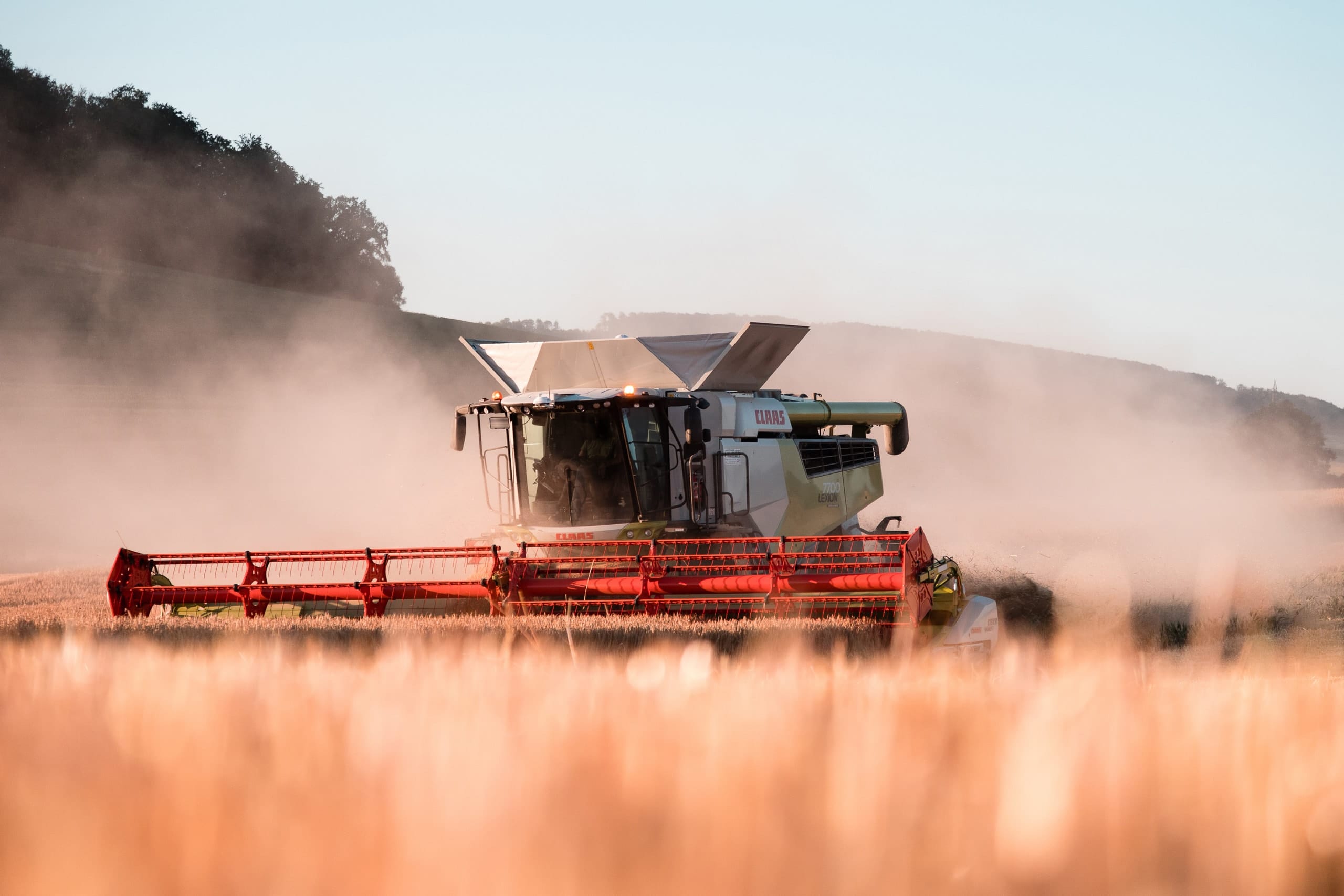 Traktor beim Dreschen