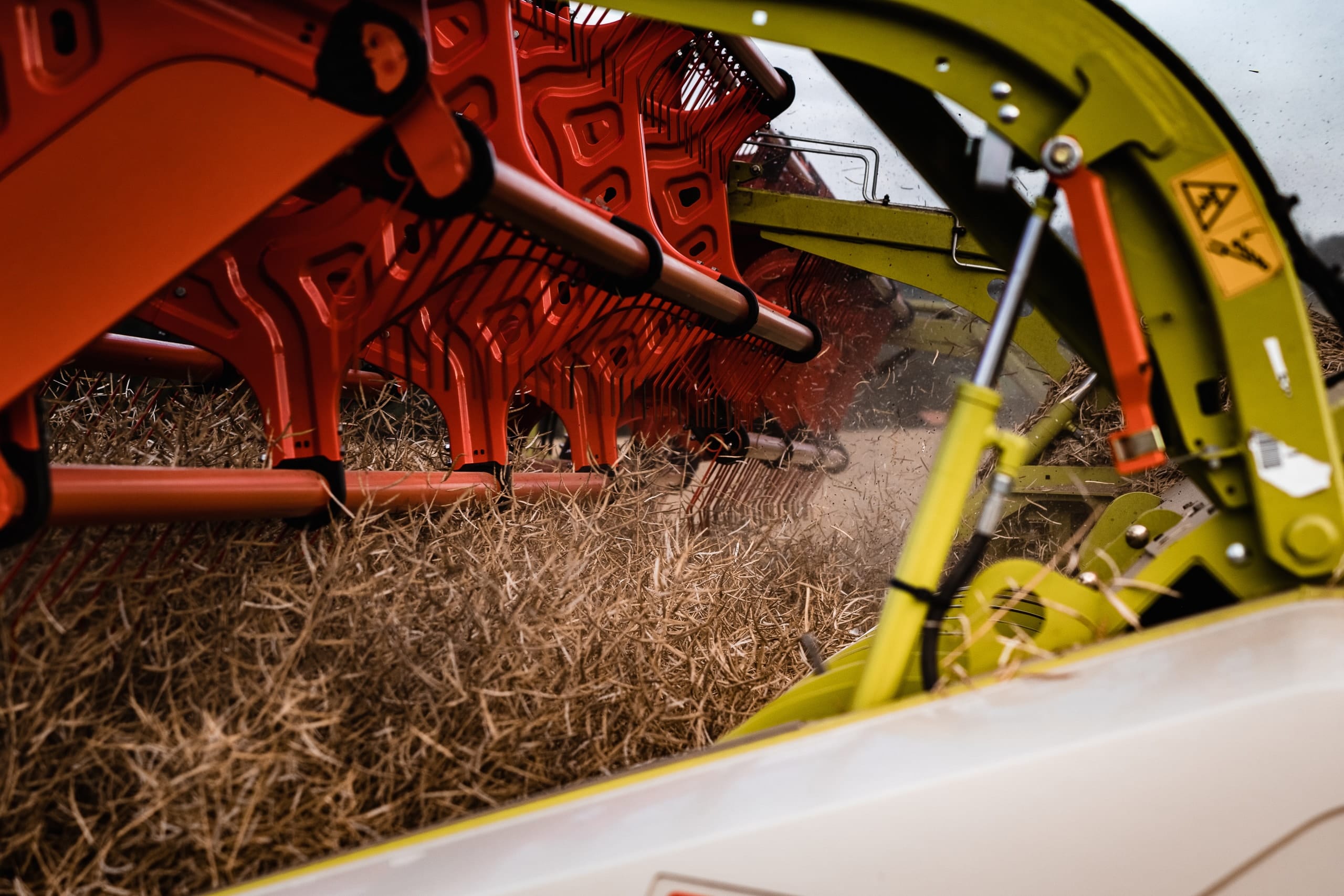 Traktor beim Dreschen