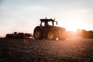 Traktor beim Umpflügen