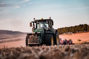 Traktor beim Umpflügen