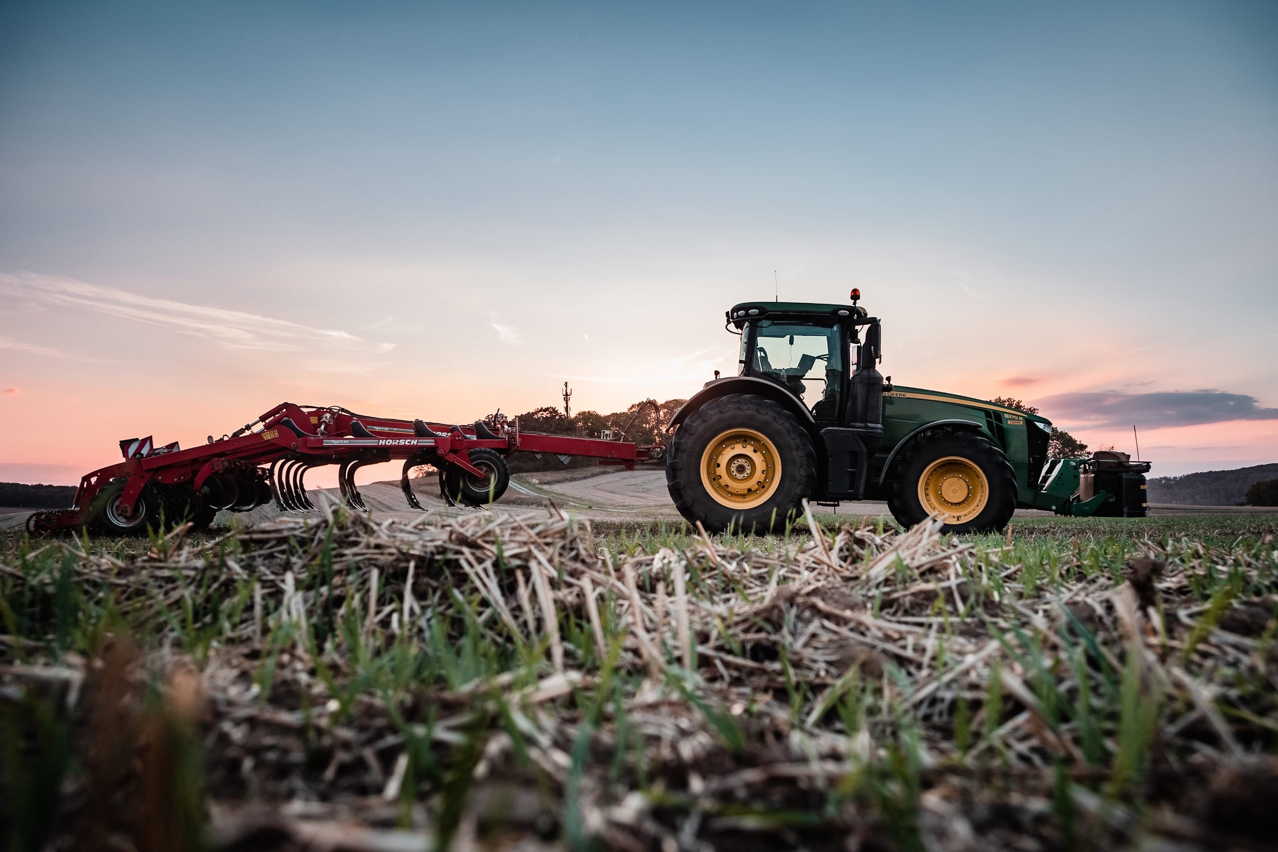 Traktor beim Umpflügen