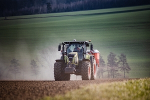 Traktor bei der Aussaat
