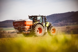 Traktor bei der Aussaat