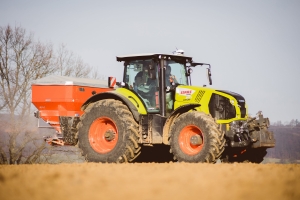 Traktor bei der Aussaat