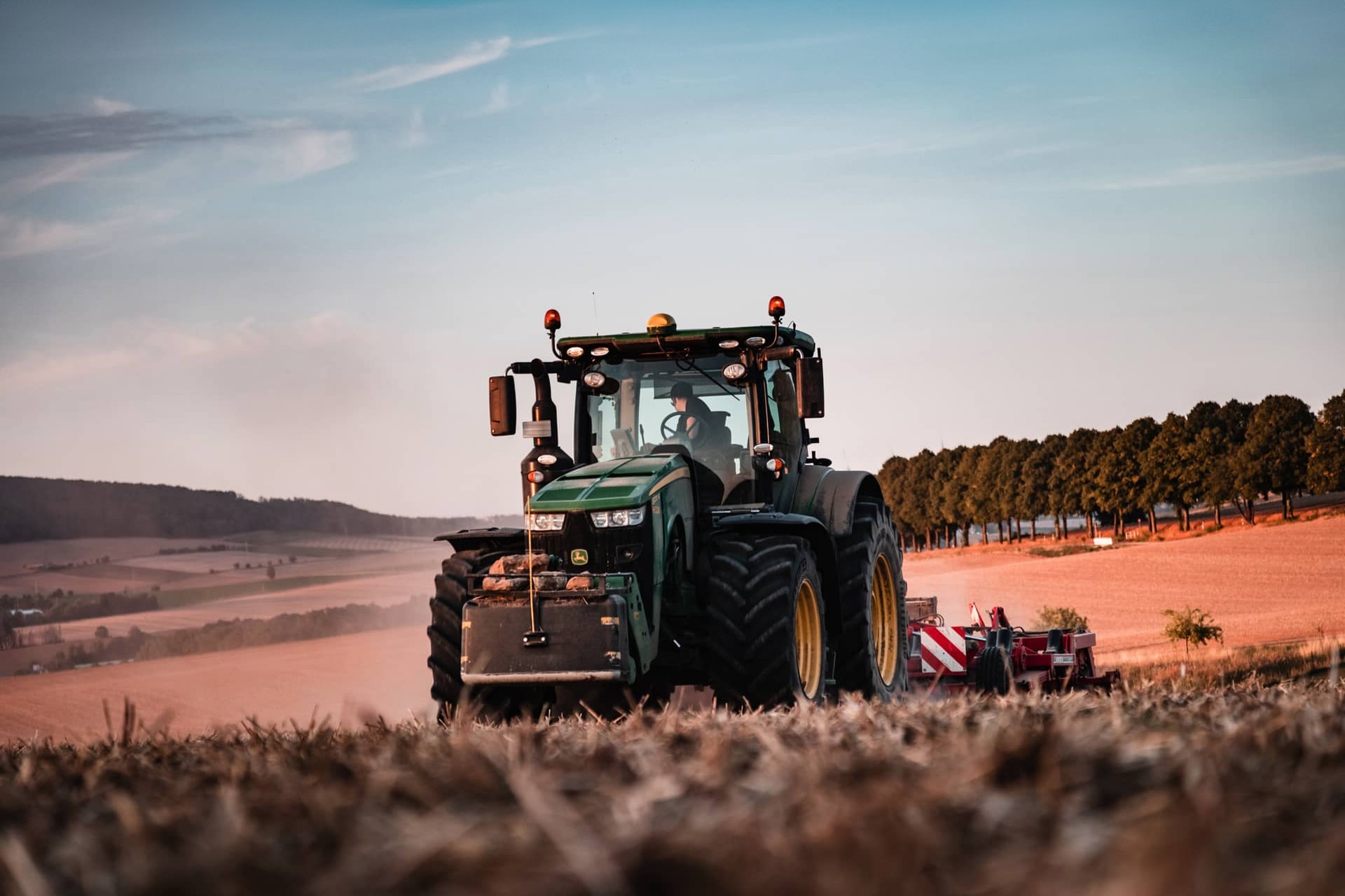 Traktor auf dem Feld mit Pflug