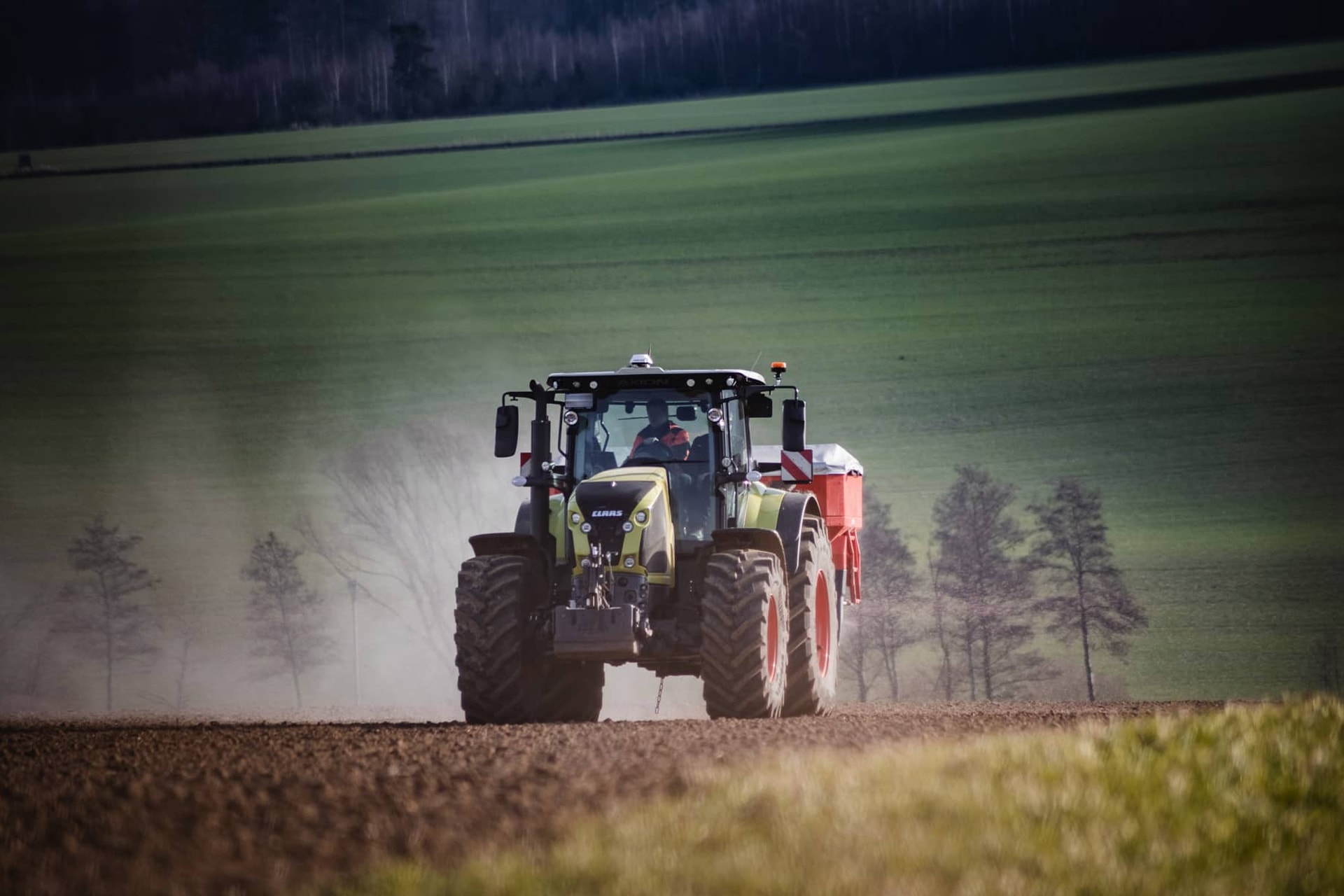 Traktor auf dem Feld