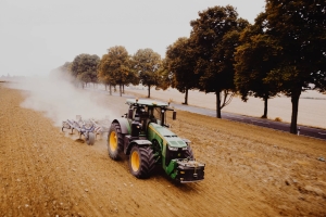 Traktor und Pflug