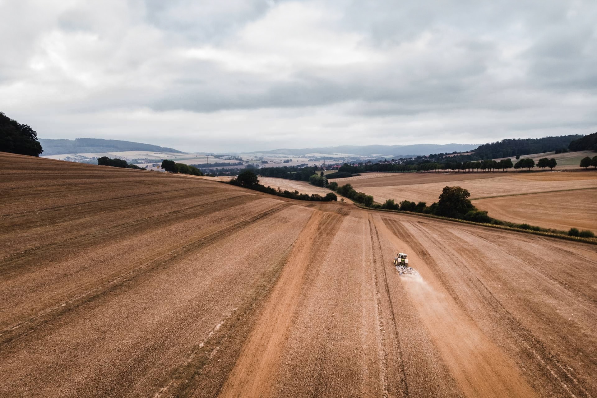 Traktor und Pflug auf dem Feld
