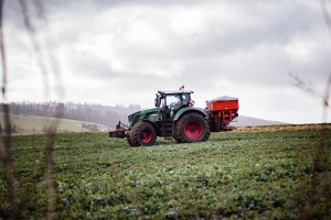 Traktor bei der Aussaat