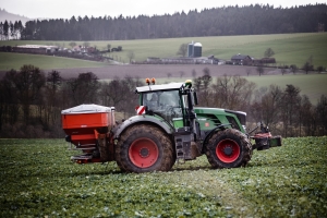 Traktor bei der Aussaat
