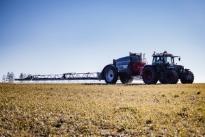 Traktor beim Düngen