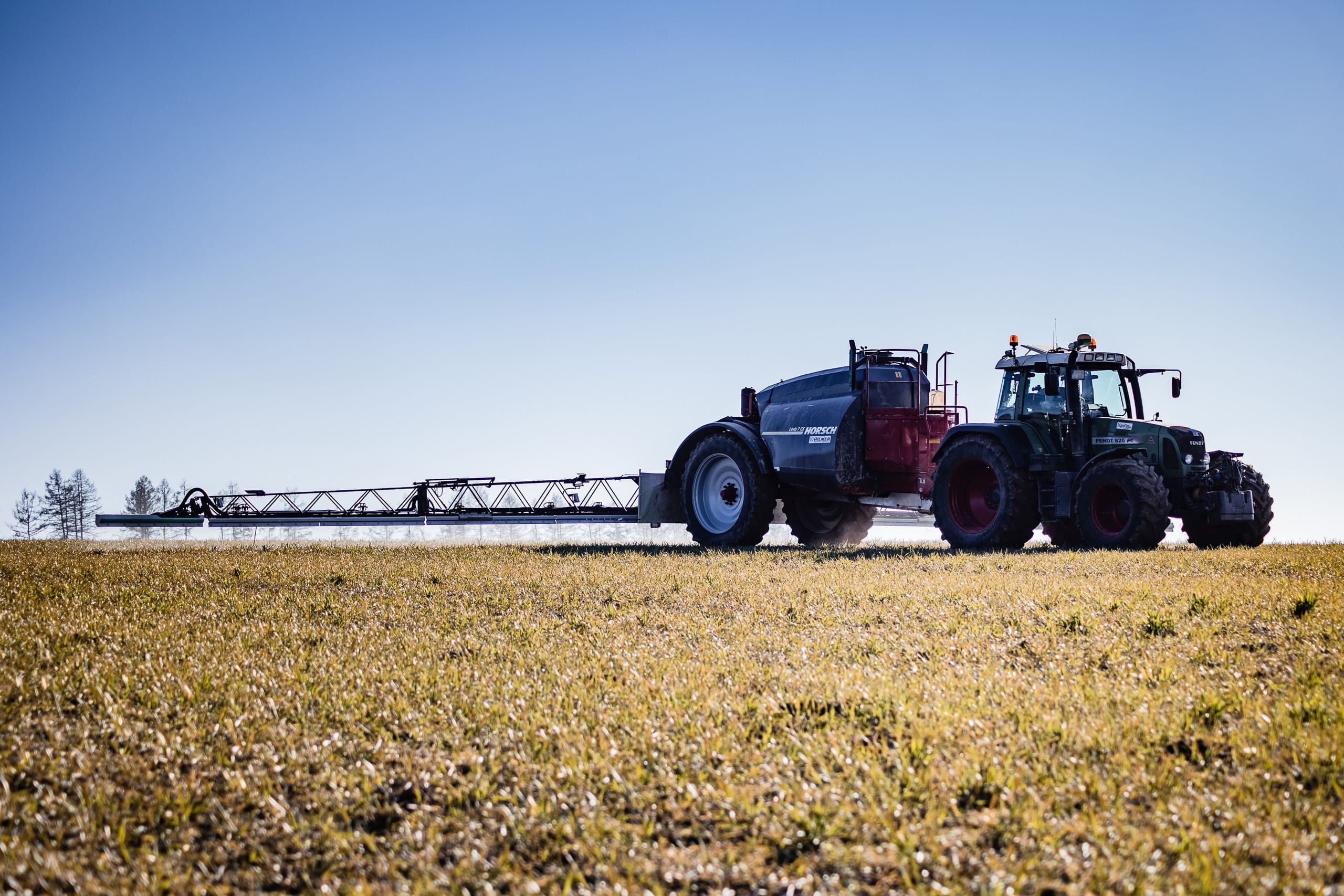 Traktor beim Düngen Traktor beim Düngen
