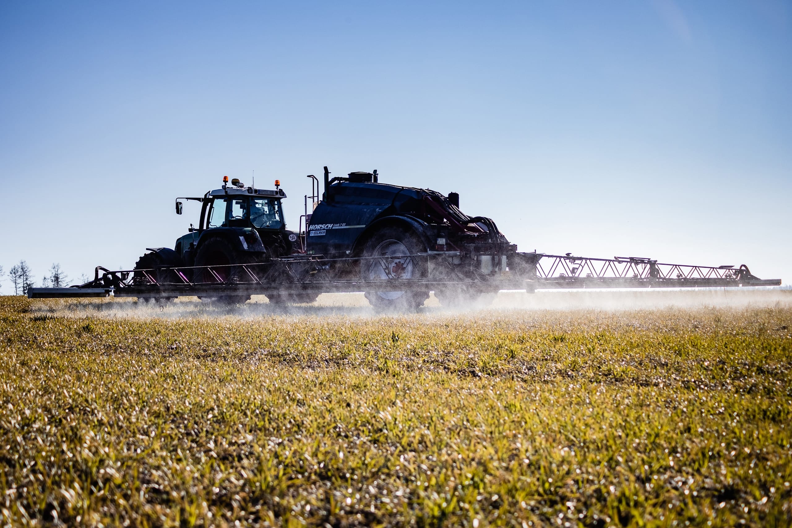 Traktor beim Düngen