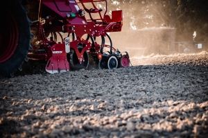Traktor beim Feld bestellen