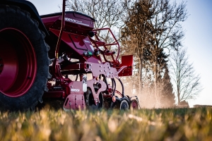 Traktor beim Feld bestellen