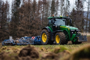 Traktor auf dem Feld