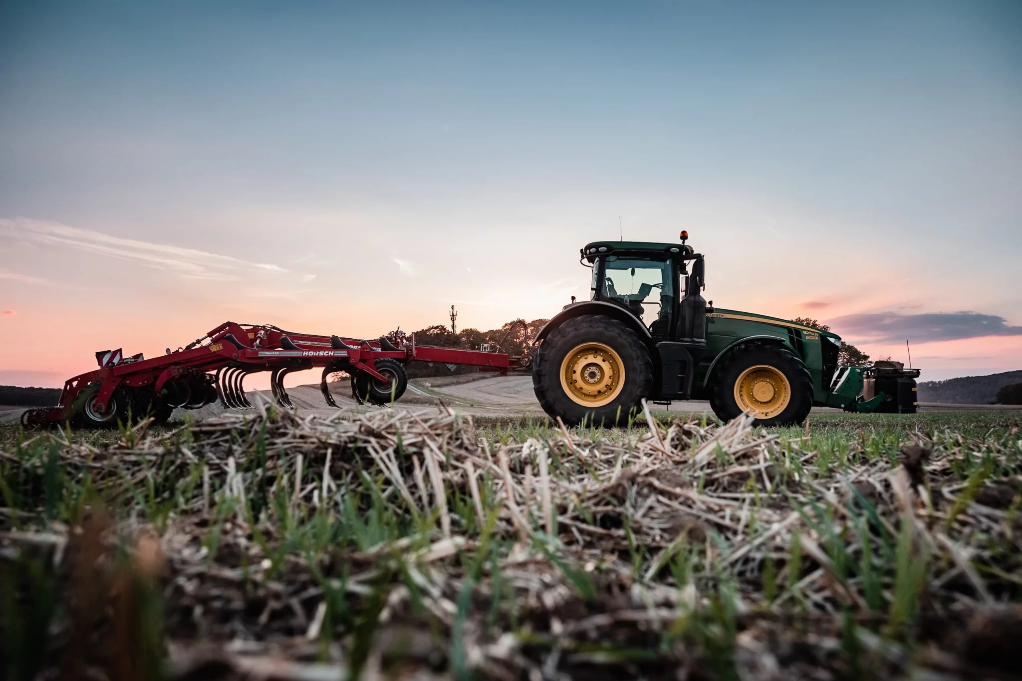 Traktor beim Umpflügen