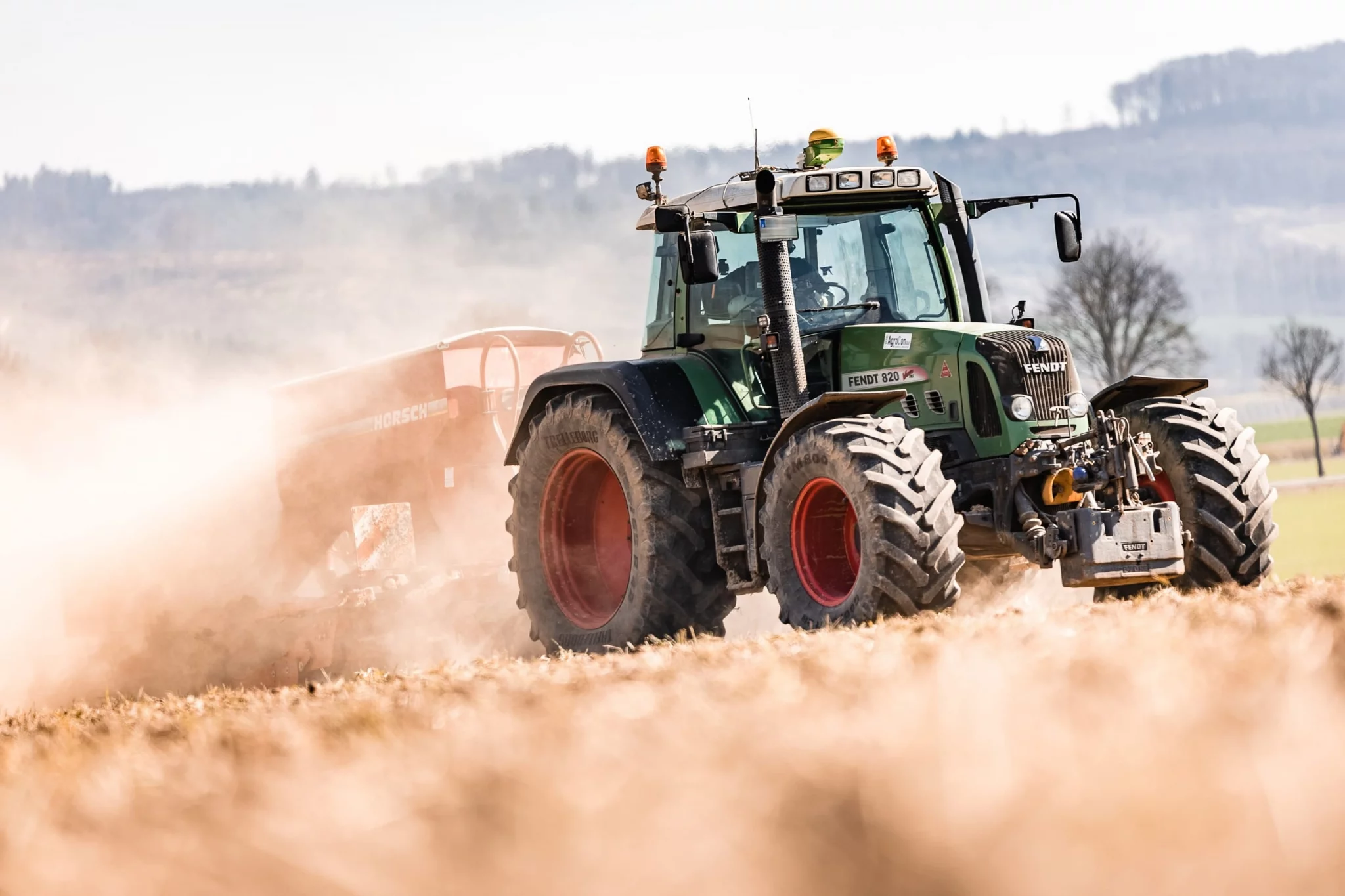 Traktor beim Umpflügen